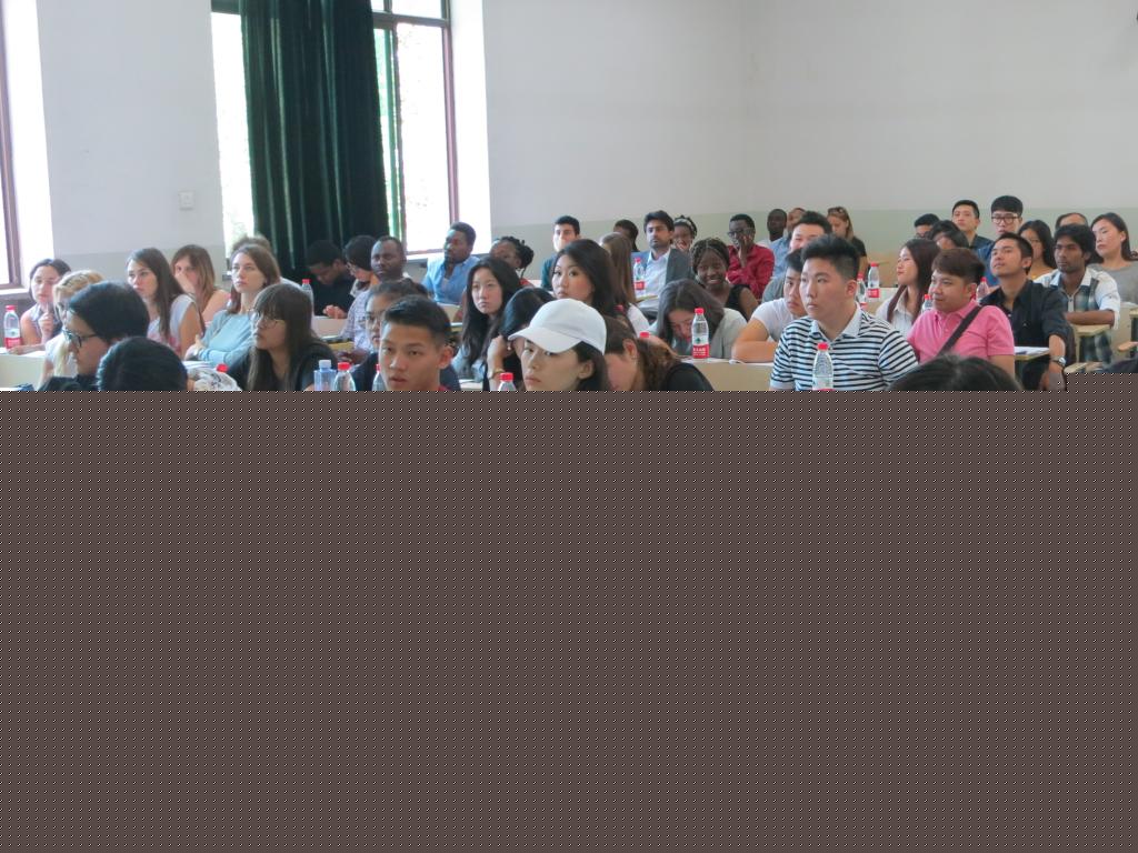 国际学生新生正在聆听发言